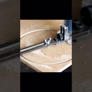 Circle cutting jig for mini router